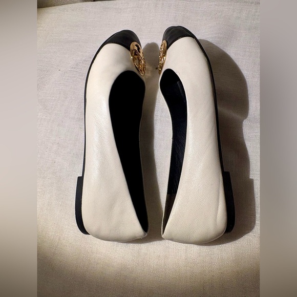 Tory Burch Chelsea Cap-Toe Ballet Flats Ivory Black Gold Logo Leather 8 Like New - Picture 11 of 12